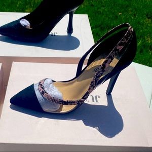 Pointed black pumps with blush snake trim NWB